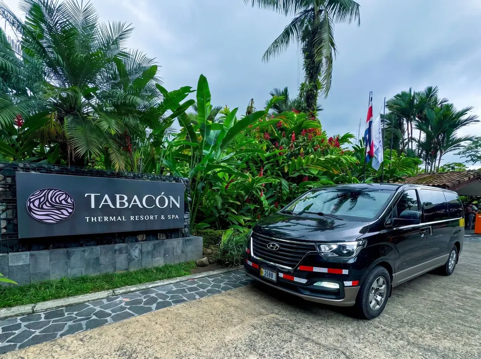 Black Hyundai H-1 at Tabacón